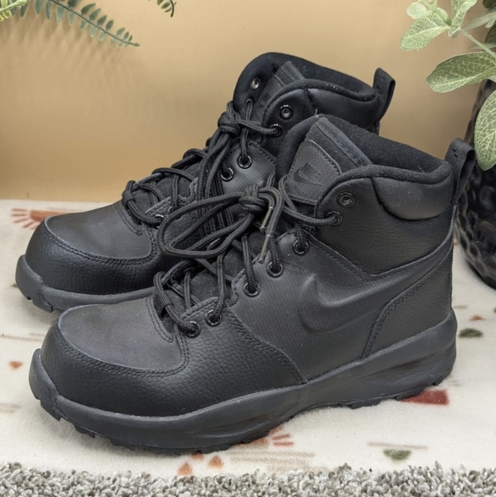 Size 4(GS) - Nike Manoa Mid Triple Black Unisex Women's Size 5.5 Hi Top Shoes**
